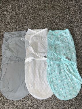 3 SwaddleMe Swaddles Size SM/MD- gently used